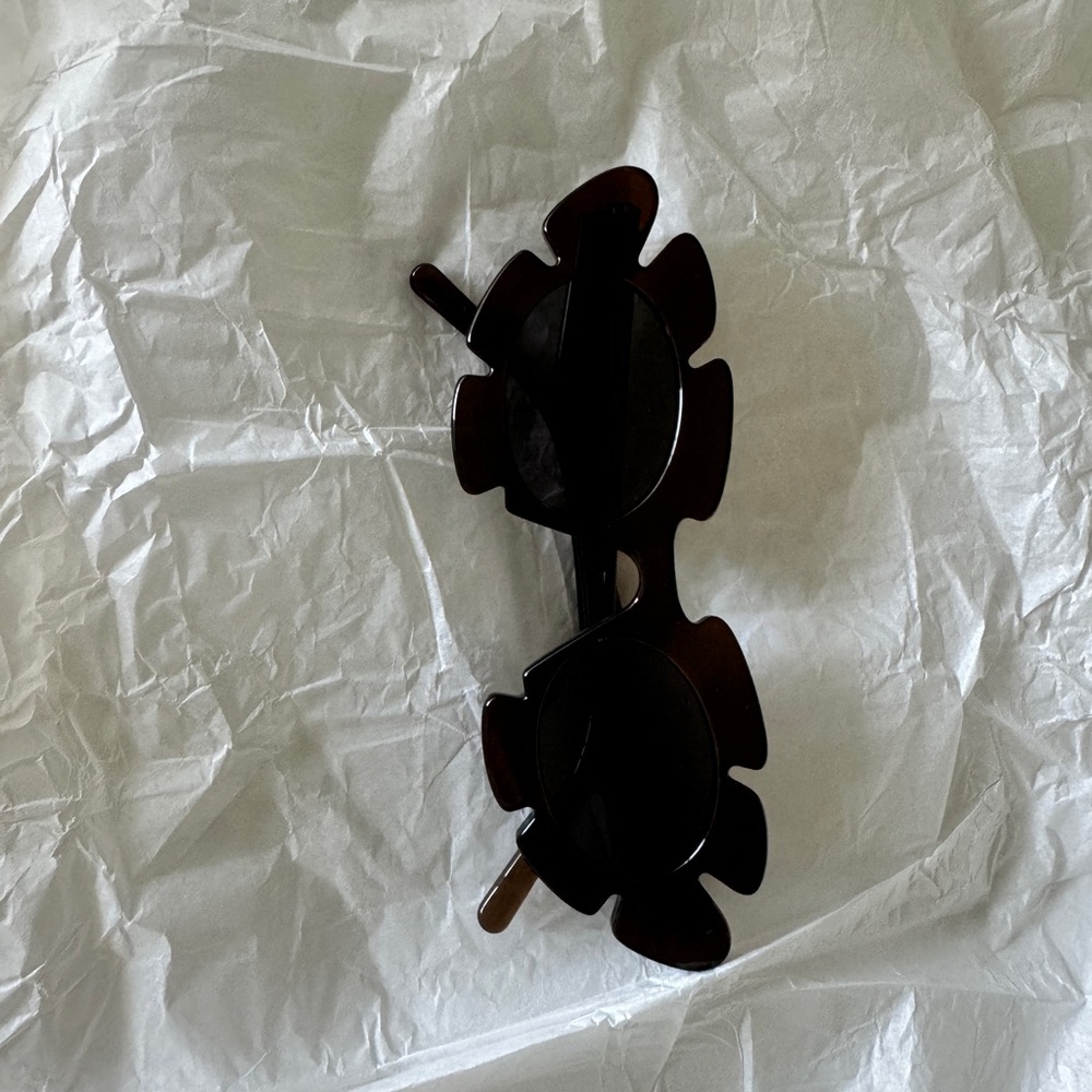 Unique Black Flower-Shaped Sunglasses